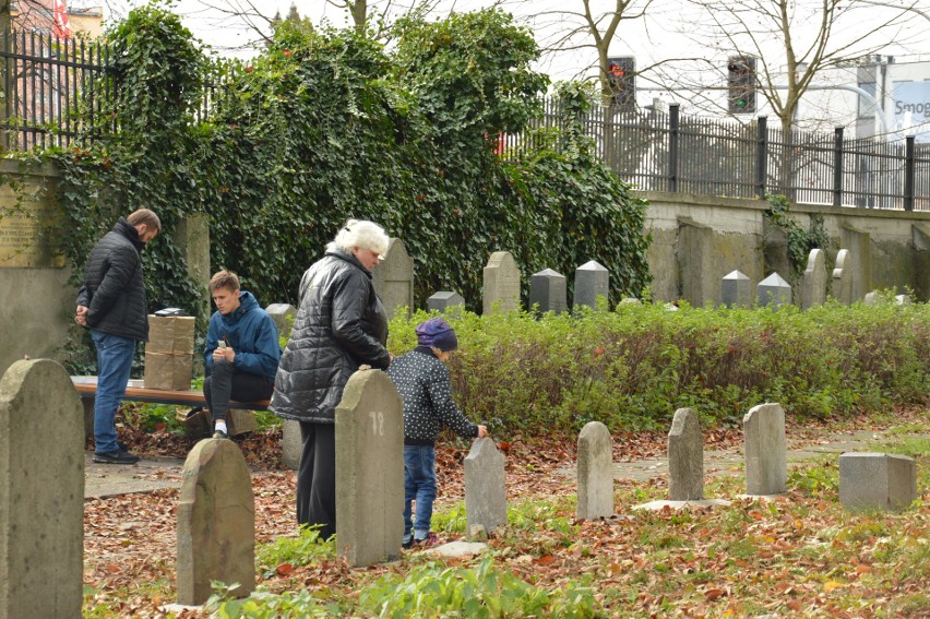 Można było zwiedzić cmentarz żydowski w Oświęcimiu. Oprowadzał po nim dr Jacek Proszyk