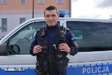 Policjant po służbie jeździł na rolkach… Nagle rozpoznał poszukiwanego mężczyznę. Ruszył za nim w pościg 