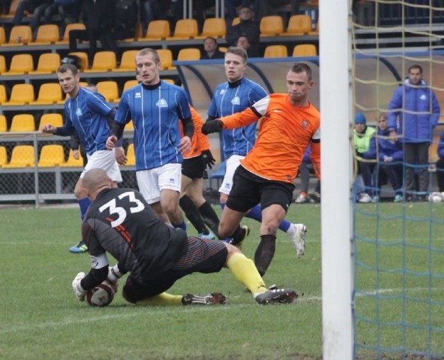 W meczu II ligi piłkarskiej Concordia Elbląg ograła 2-1 Stal Rzeszów (niebiesko-białe stroje).
