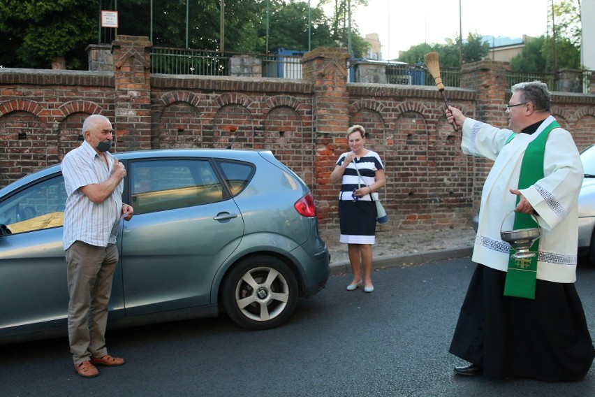 Błogosławienie pojazdów przed kościołem pw. Nawrócenia św. Pawła w Lublinie