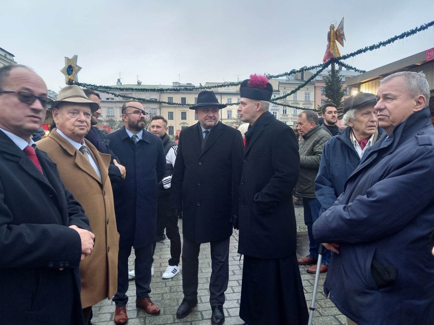 Deszczowa aura nie odstraszyła turystów i mieszkańców. Tłumy na otwarciu Jarmarku Bożonarodzeniowego