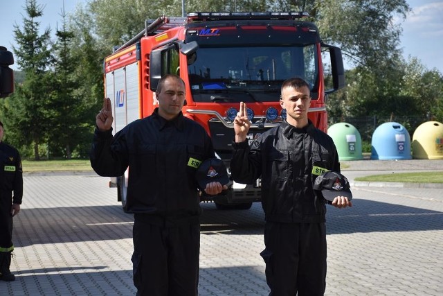 Nowi strażacy: Mateusz Kucemba i Kacper Mazur podczas ślubowania