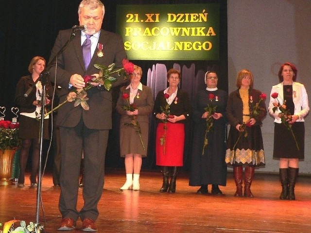 W imieniu wyróżnionych podziękował Andrzej Smulczyński, dyrektor Powiatowego Centrum Pomocy Rodzinie.
