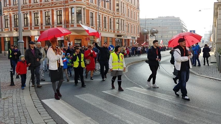 Radosna Parada Niepodległości przeszła przez Wrocław [ZDJĘCIA]