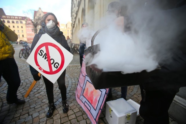 Jedna osoba przebrała się za piec, dym powstał z ciekłego azotu, inne miały na sobie maski antysmogowe. Przedstawiciele Akcji Miasto i Dolnośląskiego Alarmu Smogowego zorganizowali dziś we Wrocławiu happening.