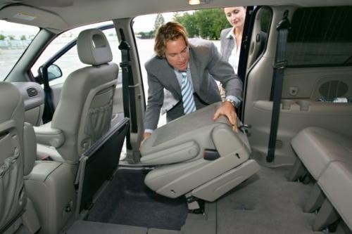 Fot. Chrysler: Składanie fotela II rzędu w systemie Stow &...