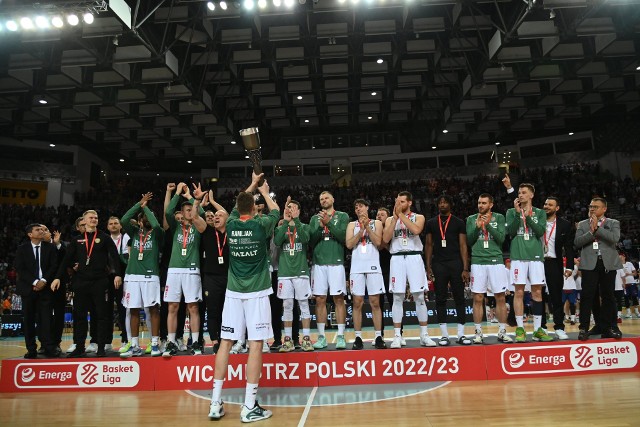 Koszykarski Śląsk zdobył trzeci z rzędu medal mistrzostw Polski. Wrocławski zespół w tegorocznym finale przegrał z Kingiem Szczecin i zakończył sezon jako wicemistrz Polski. Kto zdobył dla WKS-u srebrne medale? Przypomnijcie sobie z nami występy „Trójkolorowych” w ostatnich rozgrywkach Energa Basket Ligi.
