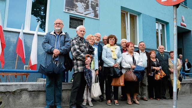 Rodziny złożyły kwiaty i zapaliły znicze przed tablicą wmurowaną w ścianę budynku dzisiejszej KPP