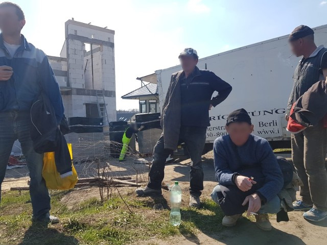 Zatrzymani obywatele Ukrainy w wieku 36-57 lat z uwagi na naruszenie polskich przepisów otrzymali decyzje o zobowiązaniu do powrotu w terminie 30 dni.