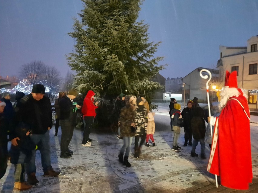 Mikołajki na Rynku w Opatowie. Rozświetlono miejską choinkę (WIDEO, ZDJĘCIA)