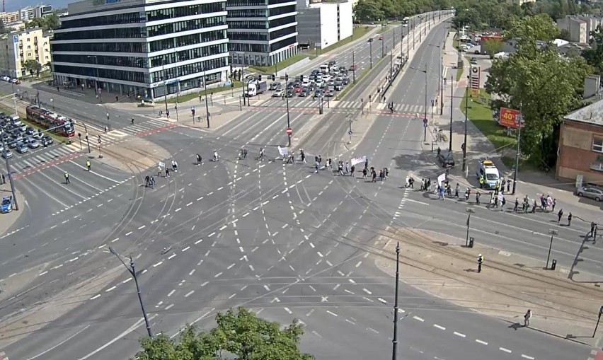 Pracownicy socjalni MOPS znów protestują. Dziś (21.06) blokują skrzyżowanie marszałków, jutro (22.06) Przesiadkowo