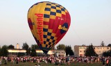Pokazy balonowe na osiedlu Lotnisko w Grudziądzu. Przyszły setki widzów. Zobacz zdjęcia 