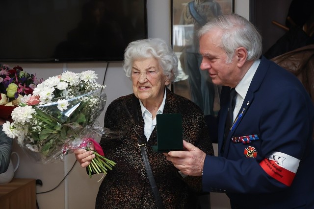 Wanda Kiałka otrzymała awans wojskowy na majora. 99-letnia skromna sanitariuszka Armii Krajowej nie kryła wzruszenia.