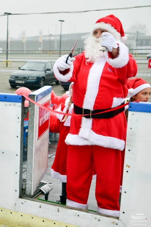 Święty Mikołaj otworzył lodowisko przy Stadionie Wrocław. Ślizgać można się do wiosny (ZDJĘCIA)