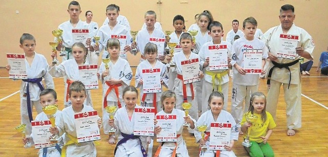 Skarżyscy karatecy zdobyli w Starachowicach 48 punktów, co dało im zwycięstwo w klasyfikacji generalnej. - Udanie zaczęliśmy rok - wspominał trener Zbigniew Zaborski (górny rząd, z prawej). 