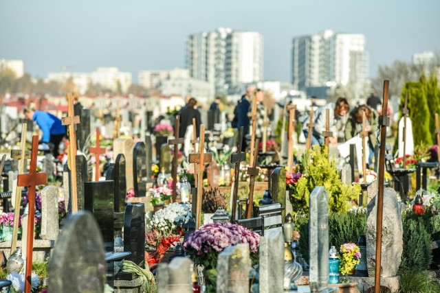 1 listopada obchodzimy dzień Wszystkich Świętych. Policja w te szczególne święto apeluje o ostrożność.