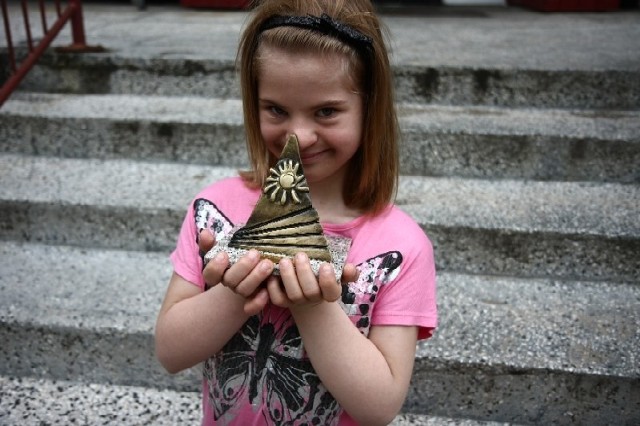 Fajna, ale bardzo ciężka - opisuje statuetkę Gosia Jabłońska. 12-latka jest dumna z nagrody w konkursie Barwy Wolontariatu.