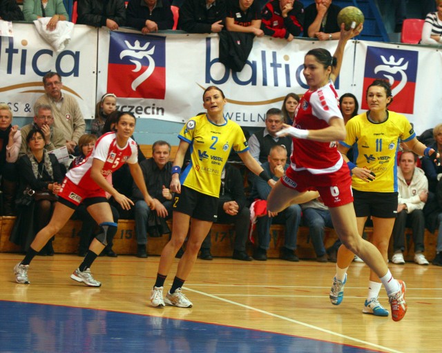 Monika Stachowska (z piłką) występowała w Vistalu Gdynia w latach 2007-2010.