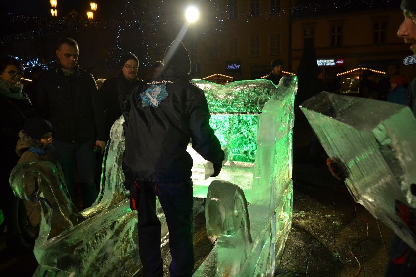 Rybnik: Rzeźbienie w lodzie i świąteczna atmosfera