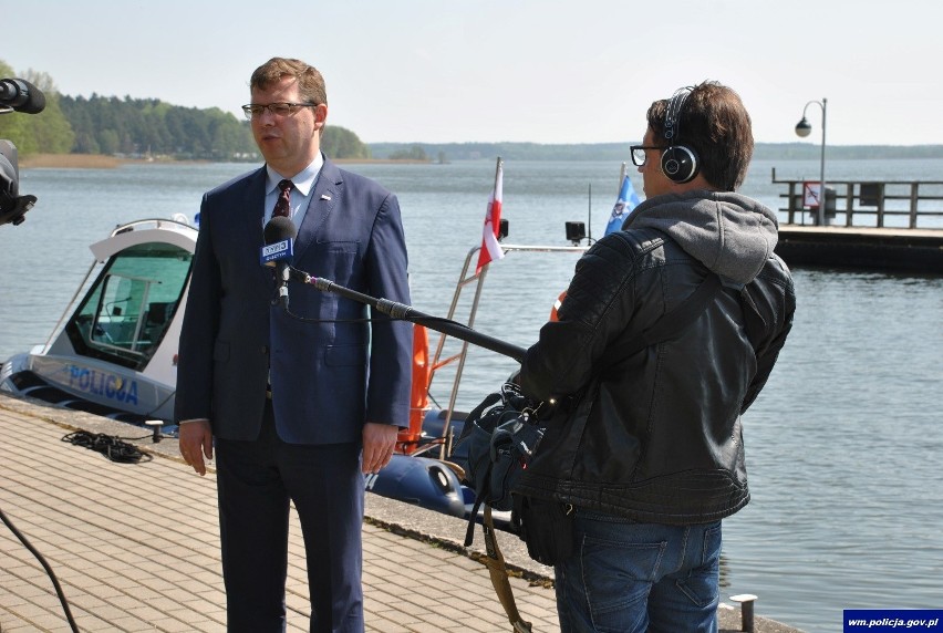 Węgorzewo: Policjanci otrzymali nową łódź i nowy radiowóz....