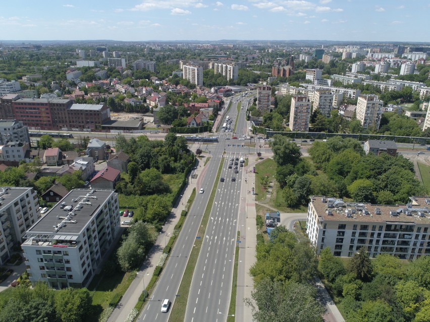 Kraków. Postępuje zabudowa przy ulicy Lema. Zieleń zastępują rozrastające się osiedla [ZDJĘCIA]