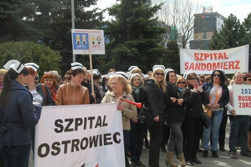 Protest pielęgniarek i położnych w Kielcach