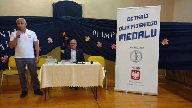 Dariusz Goździak i prezes Regionalnej Rady Olimpijskiej Mieczysław Nowicki