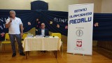 Łowicka wycinanka dla mistrza olimpijskiego. Dariusz Goździak w Łowiczu