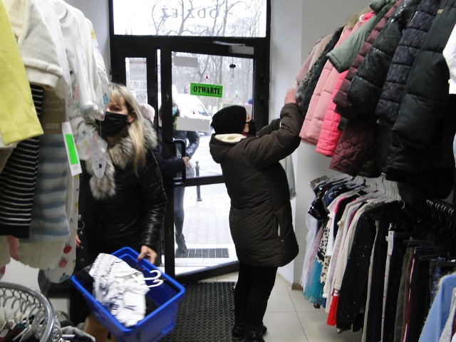 Klienci od rana ruszyli na zakupy w nowym sklepie, jaki otworzył się w środę w Radomiu.