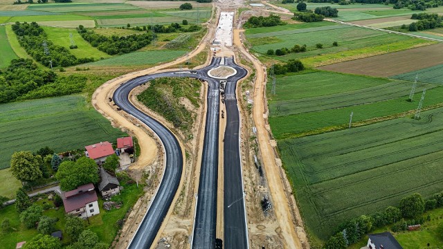 Budowa obwodnicy Oświęcimia do drogi S1 po 19 miesiącach prac nabrała kształtów