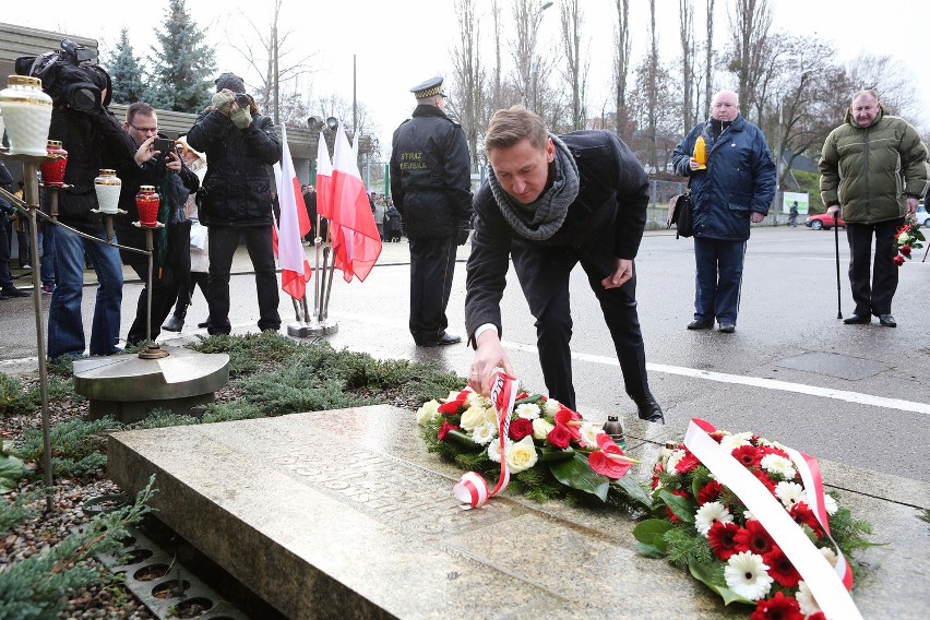 Kwiaty pod bramą Stoczni Szczecińskiej. Uczcili ofiary stanu wojennego