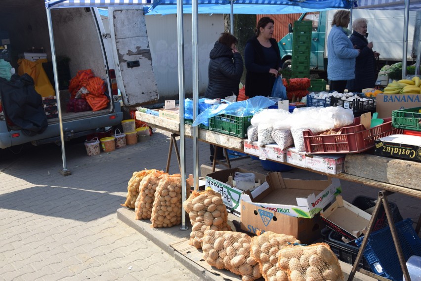 Krzeszowice. Więcej możliwości handlu. Na targowisku są stragany z żywnością, ubraniami, meblami