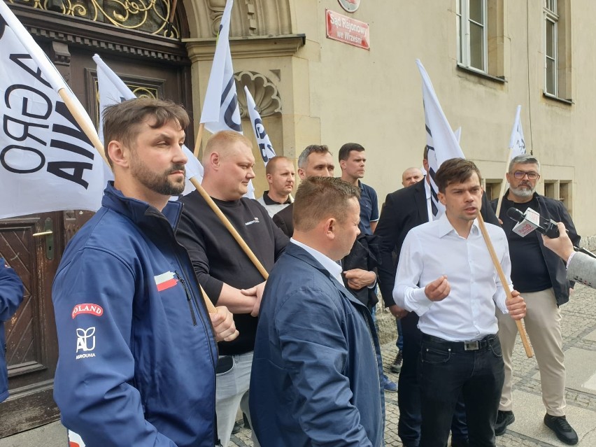 Protest Agrounii przed budynkiem sądu rejonowego we Wrześni.