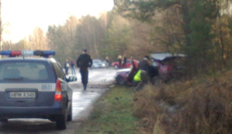 Ksiądz zginął na drodze. Oprócz niego mogli zginąć inni. Droga jest nieprzejezdna (zdjęcia)