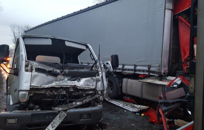 Wypadek pod Kobierzycami. Tir zmiażdżył auto dostawcze