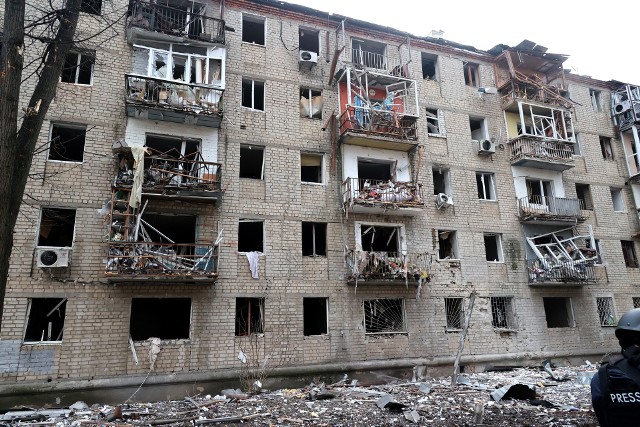 Co najmniej siedem osób zginęło podczas rosyjskiego ataku na budynki mieszkalne w Charkowie. Zdjęcie ilustracyjne