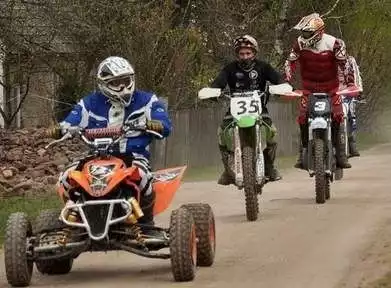 Wyścig crossów i quadów na czerwonym szlaku w Paśmie Oblęgorskim.