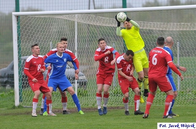 Rasel Dygowo (czerwone stroje) zakończył udział w rozgrywkach 2017/18, po porażce 0:1 z trzecioligową Kotwicą Kołobrzeg