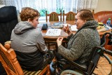 Niepełnosprawna nauczycielka z Bydgoszczy uczy w domu dzieci z Ukrainy języka polskiego. Potrzebuje w domu windy schodowej
