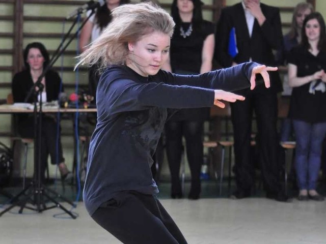 Obecni uczniowie tarnobrzeskiego "Górnika&#8221; prezentowali swoje zdolności taneczne.