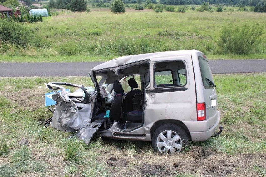Wypadek w Bolesławiu. Auto zderzyło się z karetką, jedna osoba nie żyje [ZDJĘCIA]