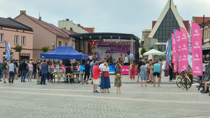 Codziennie na jaworznickim rynku możemy słuchać młodych...