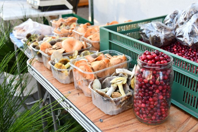 Owoce, warzywa, grzyby i artykuły spożywcze na środowym targowisku w Busku-Zdroju. >>>Więcej na kolejnych slajdach