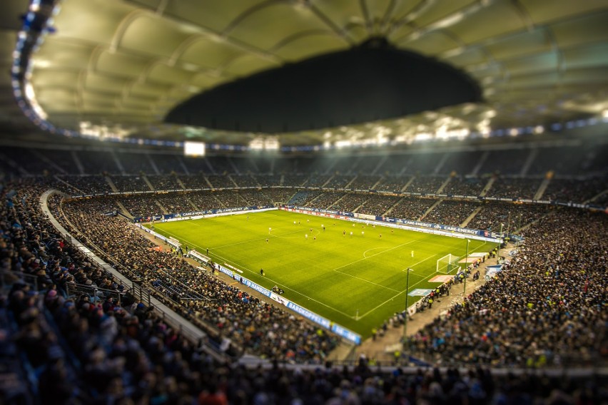 Stadion ten jest domem Hamburger SV i może pomieścić 52 245...