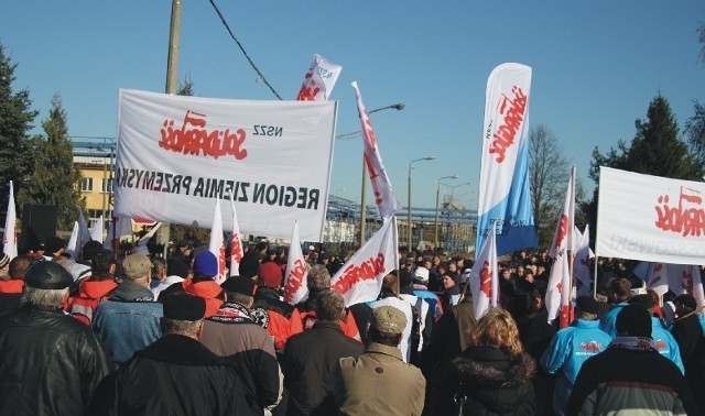 Na październikową pikietę w obronie Fabryki Wagonów w Gniewczynie zjechali związkowcy z różnych regionów Polski.