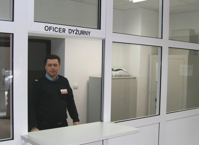 Jako pierwszy dyżur w odnowionym komisariacie pełnił starszy sierżant Mariusz Kalwarczyk.  