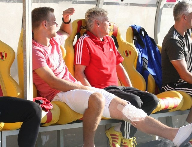 Radek Dejmek (z lewej) doznał kontuzji kolana w meczu z Widzewem i jeśli potwierdzą się najgorsze prognozy, to czeka go dłuższa przerwa.