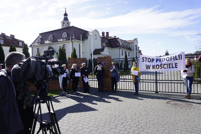 Poznańscy aktywiści wspierają ofiarę księdza pedofila Romana...