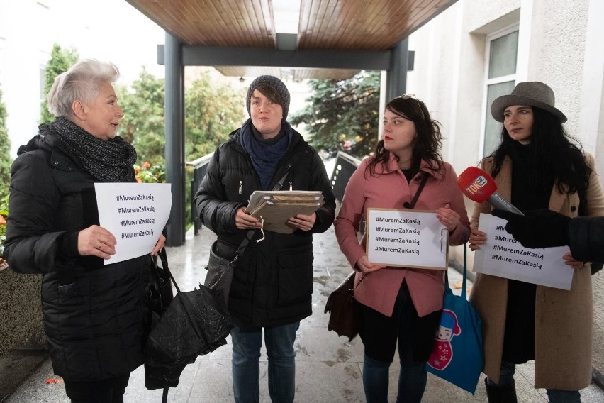 Poznańscy aktywiści wspierają ofiarę księdza pedofila Romana...