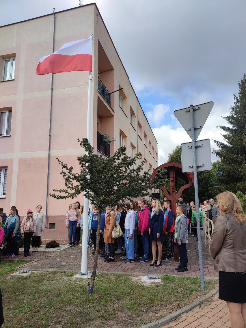 Projekt „Pod biało-czerwoną” w Głowaczowie. Maszt gotowy, flaga w górze. Zobaczcie zdjęcia i film 